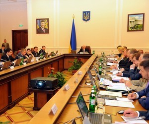 Азаров просить побороти розруху в школах