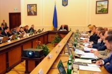 Азаров просить побороти розруху в школах