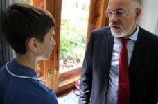 Табачник задоволений роботою приймальних комісій у Донецьку