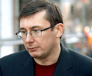 Варто скоротити "фейкові" навчальні заклади, - Луценко