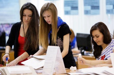 Приймальні комісії беруть гроші за роботу?