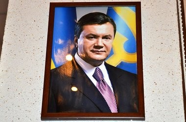 Вчителям треба вішати портрети Януковича