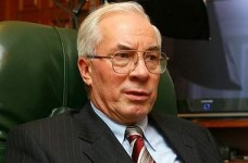 Азаров хоче звільняти за «благодійні внески»