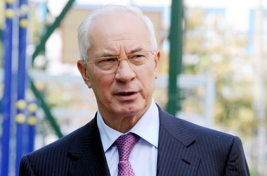 Азаров обіцяє збільшувати держзамовлення