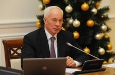 Азаров обіцяє освітянам покращення у новому році