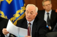 Азаров не хоче підвищувати зарплати освітян