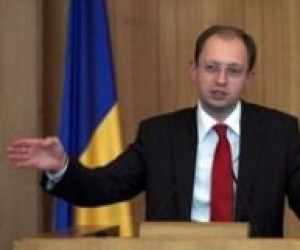 Яценюк пропонує ввести в середніх школах політінформацію