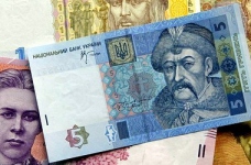 В уряді обіцяють не зменшувати зарплати освітян