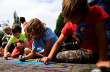 Чиновники змушують дітей відпочивати на асфальті