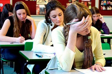 Учні 9-х класів пишуть диктант № 100 за темою: Київські каштани