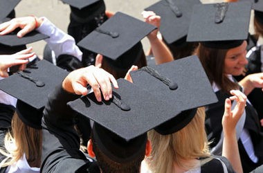 Виші не відпускають випускників до інших закладів