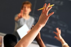 МОН вимагає від чиновників відчепитися від учителів