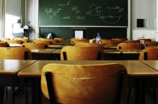 ЗМІ: Україна має скоротити кількість вишів і шкіл