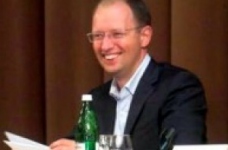 Яценюк: Не потрібно діяти в мовному питанні радянськими методами