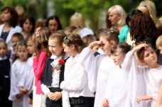 В українських школах пролунали останні дзвоники