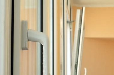 Яценюк закликав місцеву владу ремонтувати школи