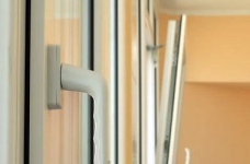 Яценюк закликав місцеву владу ремонтувати школи