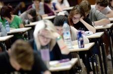 МОН: шкільний іспит з іноземної мови не заважатиме вступу