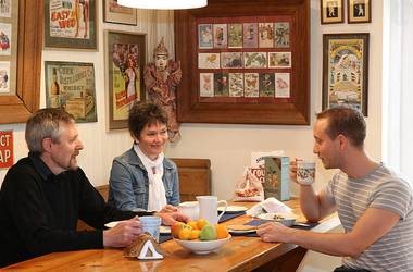 Що означає проживання в сім'ї за кордоном?