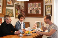 Що означає проживання в сім'ї за кордоном?