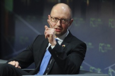 Яценюк обіцяє економити заради соцстандартів