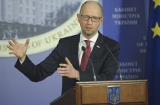 Яценюк: середня освіта залишилась поза реформами