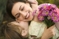 «Мама дарагая!»: как не утонуть в водовороте материнской любви?