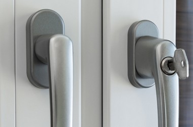 Как не дать ребенку выпасть из окна