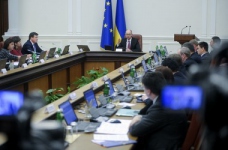 Яценюк вирішив розібратись з платним доступом до ЄДЕБО