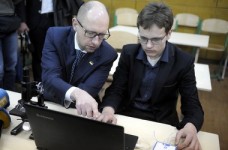 Яценюк каже про 100 опорних шкіл вже цього року