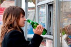 Прокуратура вимагає позбавлення ліцензій за продаж алкоголю дітям