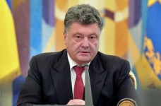 Порошенко обіцяє освітянам підвищення зарплат