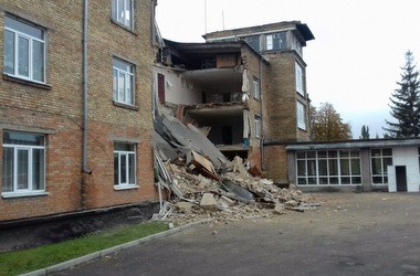 У Василькові стався обвал стіни у школі. Жертв немає