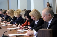 Чиновники МОН теж написали радіодиктант