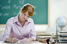 МОН нагадує, що перевірка зошитів є оплачуваною