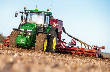 КМУ надав 50 млн на освіту швачок і трактористів