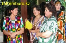 Школьницы и студентки в Таджикистане весь март ходили в национальной одежде