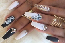 Как выполнить маникюр со стразами