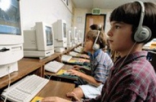 Учні в комп'ютерізованому класі