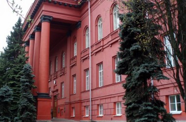 Життя КНУ ускладнюють реформи і конкуренція