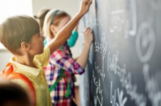 Менше освітян заробляють лише медики