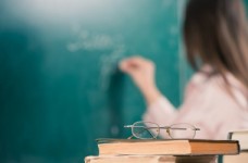 МОН: зарплату вчителям підняли, іншим - у вересні