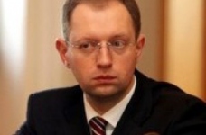 Яценюк: Україна не може калькувати освітні системи інших країн