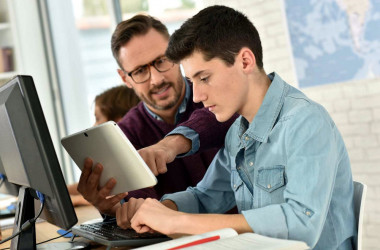 Більшість батьків допомагає дітям вступати до вишу