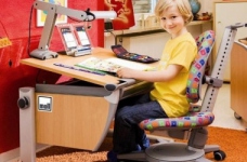 Стіл-парта: у чому переваги для школярів?