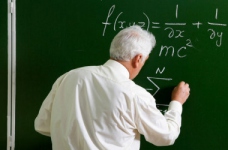 Учителів пенсійного віку хочуть переводити на контракт