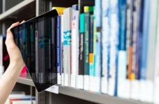 МОН розпочало експеримент з е-підручниками