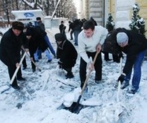 Студентів відправлять прибирати сніг