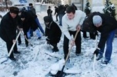 Студентів відправлять прибирати сніг