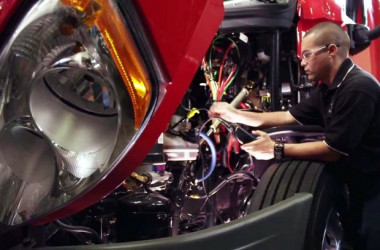 Слюсар з ремонту колісних транспортних засобів — робітнича професія